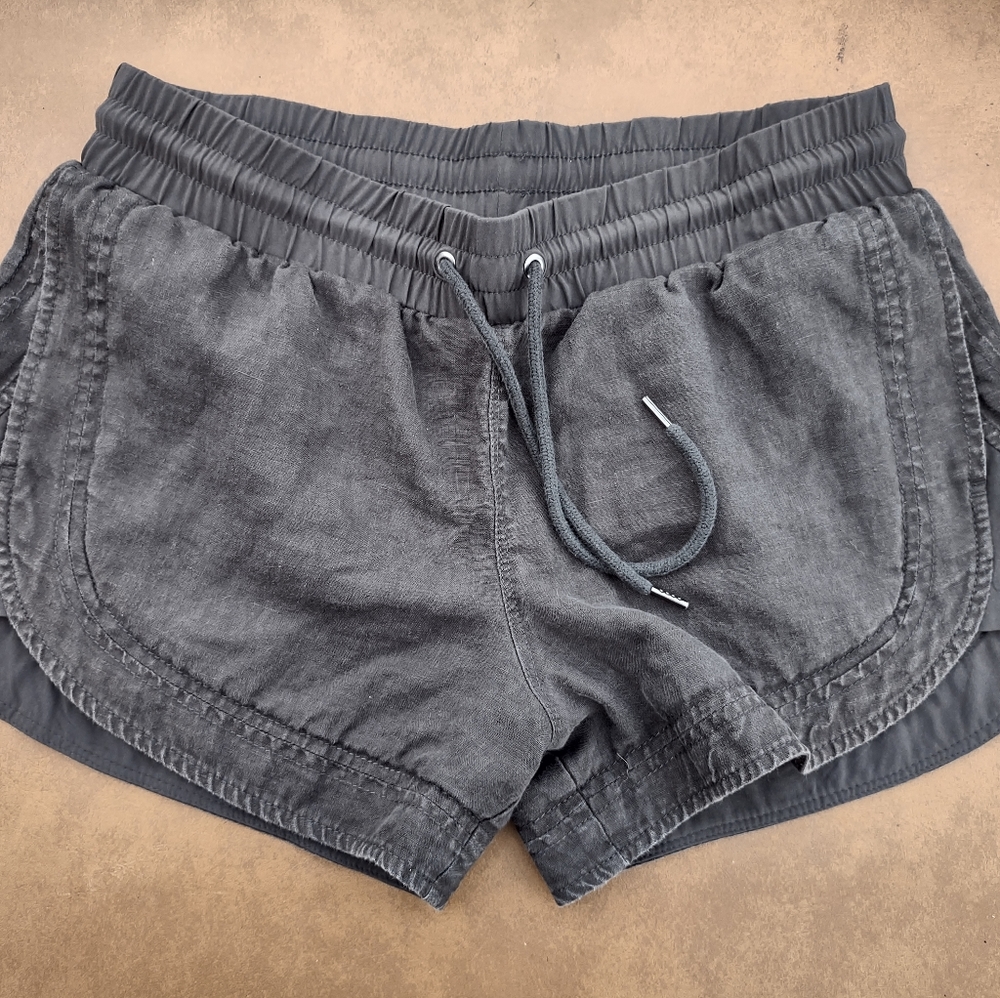 Athleta women's 6 gray faded gym shorts